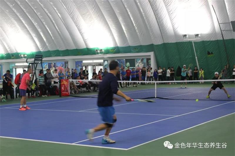 外面電閃雷鳴，氣膜網(wǎng)球館里面熱火朝天