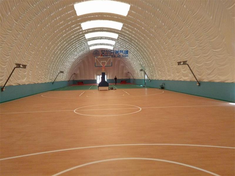 氣膜體育場館新穎、活潑、極富現(xiàn)代感，對校園起到了錦上添花的妙用