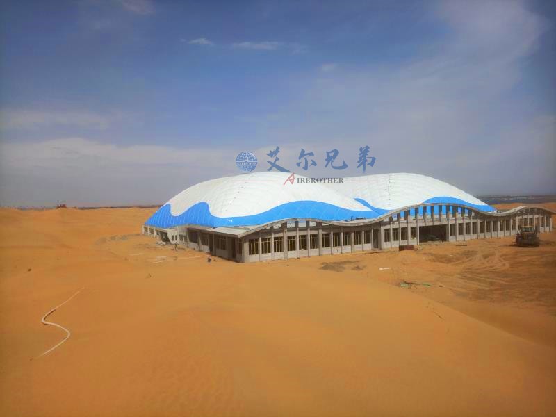 氣膜足球館解決了傳統(tǒng)足球場(chǎng)館空間受限、建設(shè)成本高問(wèn)題