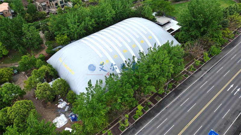 成都天府法治文化公園里的淺灰色氣膜羽毛球館
